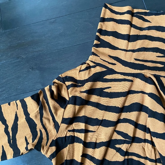 ASOS DESIGN High Neck Bodysuit in Animal Print - Picture 7 of 11